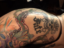 Marie Bossette alle prese con un tatuaggio molto doloroso!